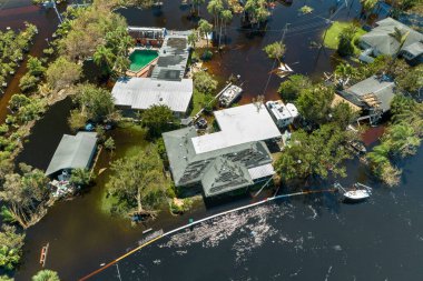 Florida yerleşim bölgesinde Ian kasırgası ile sel basmış evler. Doğal afetin sonuçları..