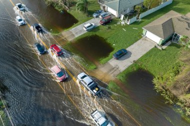 Şiddetli sağanak yağıştan sonra Florida 'da sel basmış yol. Tahliye araçlarının hava görüntüsü ve banliyö yerleşim bölgesindeki su evleri ile çevrili..