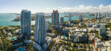 Florida tatil beldesi. Güney Sahili mimarisi. Yüksek lüks otelleri ve apartmanları olan Miami Beach City. Güney Florida, ABD 'deki turizm altyapısı.