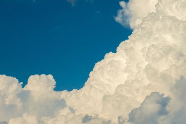 Florida havası. Beyaz yaz yağmur bulutlarıyla mavi gökyüzü. Renkli yaz manzarası.