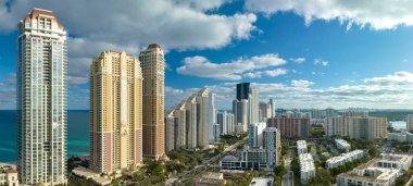 Pahalı otelleri ve Atlantik Okyanusu kıyısındaki apartman binalarıyla Sunny Isles Beach 'in yüksek açılı manzarası. Güney Florida 'daki Amerikan turizm altyapısı.