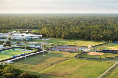 Florida 'daki lise spor tesisleri. Amerikan futbol stadyumu, tenis kortu ve beyzbol elmas spor altyapısı.