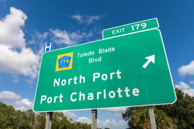 Florida 'da North Port ve Port Charlotte' a giden yol kavşağı tabelası. ABD 'de otoyol seyahati.