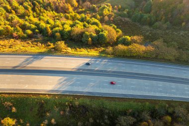 Amerikan kırsal kesimindeki otoyol. Araç trafiğinin hızlı geçmesi için çevre yolları.
