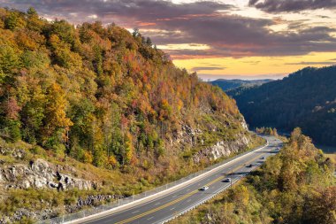ABD 'de otoyol. Hızlı sürüş arabaları olan Amerikan otoyolu. Kuzey Carolina Appalachian dağlarında ulaşım altyapısı.