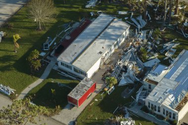 Kasırga, Florida mobil ev yerleşim alanındaki banliyö evlerinin çatılarını yıktı. Doğal afetin sonuçları..