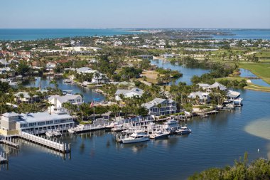 Florida 'nın güneybatısındaki Gasparilla Adası' ndaki küçük Boca Grande kasabasında büyük yerleşim yerleri. Kırsal ABD banliyölerindeki Amerikan rıhtım evleri.