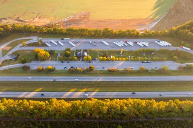 Amerikan otoyolunun yakınındaki kargo traktörleri için park alanı. Eyaletler arası mal taşıma sırasında dinlenme yeri..