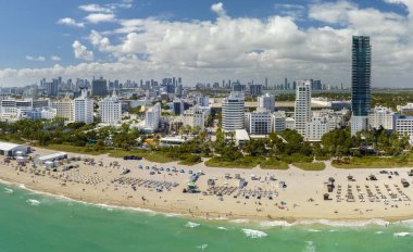 Amerika 'da popüler bir tatil yeri. Okyanus sıcak suları ve ABD 'nin Florida kentindeki Miami Beach' te kumlu sahiller. Amerika 'ya seyahat.