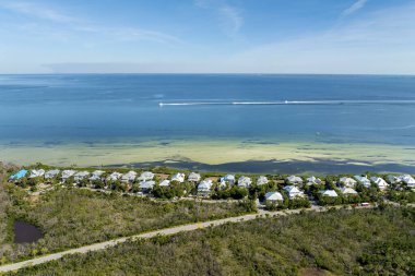 Boca Grande 'de pahalı yazlıkları olan zengin bir mahalle güneybatı Florida' da Gasparilla Adası 'nda küçük bir kasaba. Zengin rıhtım yerleşim bölgesi.