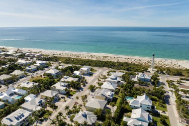 Boca Grande 'de pahalı yazlıkları olan zengin bir mahalle güneybatı Florida' da Gasparilla Adası 'nda küçük bir kasaba. Zengin rıhtım yerleşim bölgesi.