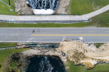 Yol yapımı. Florida 'daki asfaltı sel baskınından sonra yıkılan köprünün tamiri. İnşaat yol çalışması sahası.