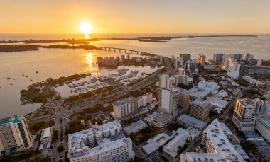 Sarasota, Florida, gün batımında. Yüksek katlı ofis binaları olan Amerikan şehir mimarisi. Florida 'da gayrimenkul geliştirme. ABD seyahat hedefi.