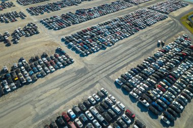 Arızalı arabaları açık artırma satış şirketinin otoparkında kullanılmış. Yeniden inşa veya kurtarma başlığı için ikinci el araç satışı.