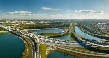 ABD ulaşım altyapısının üstünden bak. Miami, Florida 'da hızlı sürüş araçlarıyla Amerikan otoyol kavşağının hava görüntüsü.
