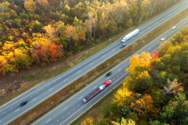 ABD 'deki Appalachian dağlarında çok şeritli otoban yolu ve hızlı giden kamyonları var. Amerikan ulaşım altyapısının üstü..