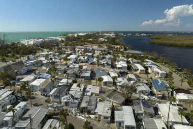 Kasırga sonrası özel evlerde rüzgar hasarı Florida 'daki mobil evler arasında yayıldı. Doğal afetin sonuçları..