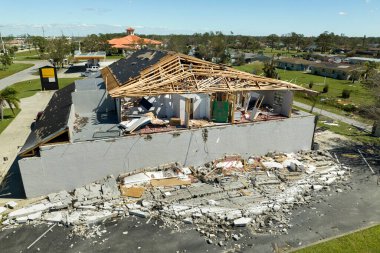 Rüzgar, Florida 'daki Ian kasırgasından sonra asfalt kiremitleri eksik olan evi ve duvarları yıktı. Doğal afetten sonra bina yıkıldı.