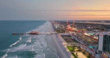 Florida Atlantik kıyısında eğlence panayırı olan Daytona Beach City Main Street Pier and Breakers Oceanfront Park. Güney Amerika 'da turizm altyapısı.