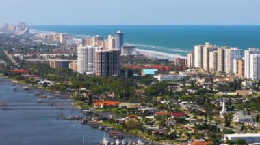 Daytona Sahili, Florida. Amerika 'nın güneyindeki Atlantik Okyanusu kıyısındaki sahil şehri. Zengin sahil manzaralı bir yer.