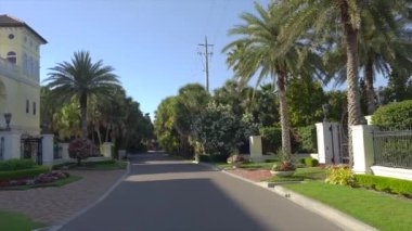 Florida 'daki Casey Key manzaralı yolda sürüyorum..