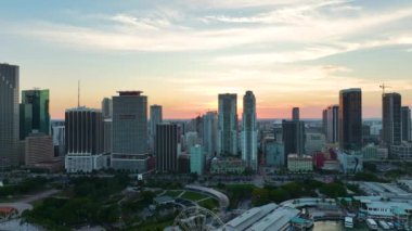 Gün batımında ABD 'nin Florida kentindeki Miami Brickell semtinde cam gökdelen binaları. Amerikan megapolis 'i ve karanlık çöktüğünde finans bölgesi.