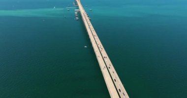 Florida 'daki Tampa Körfezi üzerinde Sunshine Skyway Köprüsü' nde trafik arabaları olan bir otoyol. ABD 'de ulaşım altyapısı.