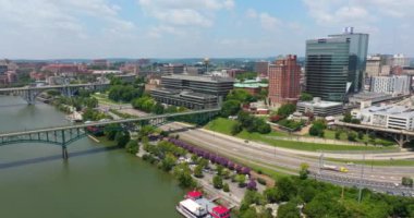 Knoxville Tennessee şehir merkezindeki şehir mimarisi. Yüksek binaları olan panoramik iş bölgesi manzarası.
