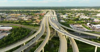 Amerikan şehir bölgesinde büyük bir otoyol kavşağı. Araç trafiğini ekspres geçmek için üst kavşak şeritleri yığılmış. Tampa, Florida.