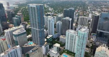 Miami Brickell, Florida, ABD. Şehir merkezindeki cam gökdelen binalar. Güneşli bir günde iş dünyasının finans bölgesiyle Amerikan megapolis 'i.