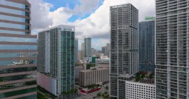 Miami, Florida. ABD şehir merkezinde beton ve cam gökdelen binaları var. Güneşli bir günde iş dünyasının finans bölgesiyle Amerikan megapolis 'i.