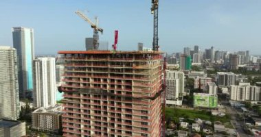 Amerikan kentsel bölgesinde yeni bir inşaat alanı. Miami, Florida 'da sanayi kulesi vinç kaldırıyor. ABD 'de konut büyümesi kavramı.