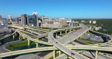 Orlando finans merkezi, Florida, ABD. Hızlı araba ve kamyonlarla Amerikan otoyolunun kesiştiği ulaşım altyapısı.