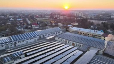 Fotovoltaik güneş panelleri yeşil ekolojik elektrik üretmek için sanayi binasının çatısına monte edildi. Sürdürülebilir enerji konsepti üretimi.