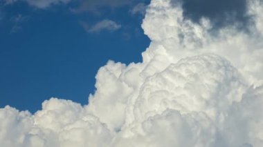 Mavi Florida semalarında yağmur bulutları oluşuyor. Renkli yaz gökyüzü.