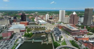 Şehir merkezindeki Rochester New York şehir mimarisi. New York 'un taşrasında çağdaş ve tarihi binalar bulunan panoramik iş bölgesi manzarası.