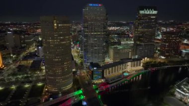 Florida, ABD 'deki Tampa şehrinin şehir merkezindeki gökdelen binaları ve trafik trafiği. Amerikan megapolis 'i ve geceleri finans bölgesi..