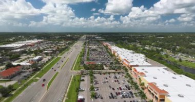 Florida, North Port 'taki alışveriş merkezi plazasında trafik arabaları var. ABD ulaştırma altyapı kavramı.