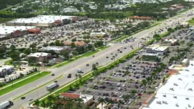 Alışveriş merkezlerinde trafik yoğunluğu ve Florida, North Port 'taki küçük işletmelerde. ABD ulaştırma ve perakende altyapı kavramı.