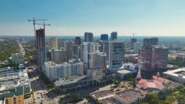 Fort Lauderdale, Florida, ABD şehir merkezi manzarası. Modern Amerikan şehrinde yüksek gökdelen binaları olan gökyüzü çizgisi.