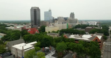 Kuzey Carolina eyaletinin başkenti Raleigh 'in şehir merkezi manzarası. Yüksek ticari binaları olan Amerikan şehri silueti.