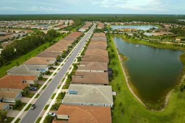 Florida 'daki kapalı yaşam kulüplerinin hava manzaralı evleri. Amerikan banliyölerinde emlak gelişimine örnek olarak aile evleri.