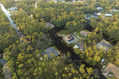 Doğal afet sonrası. Kasırga yağış sularıyla çevrili Florida yerleşim bölgesindeki evler.