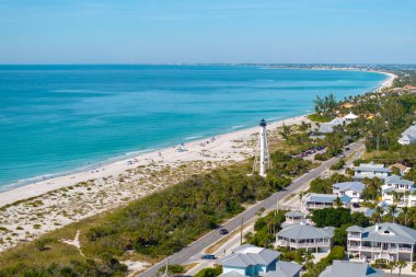 Florida 'nın güneybatısındaki Gasparilla Adası' ndaki Boca Grande adasında Amerikan rıhtım evleri ve beyaz deniz feneri..