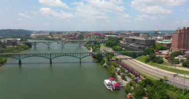 ABD 'nin Tennessee kentindeki Knoxville şehrinin şehir merkezindeki hava manzarası. Modern Amerikan şehir merkezindeki yüksek gökdelen binaları