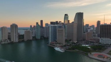 Miami Brickell 'in şehir merkezinin hava görüntüsü, Florida, ABD gün batımında. Modern Amerikan megapolis 'indeki yüksek ticari ve meskun gökdelen binaları.