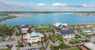 Florida 'nın otonom kasabası. Merkezde temiz ekolojik elektrik enerjisi üretmek için güneş panelleriyle kaplı fotovoltaik çatıları var.