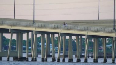 Florida 'daki Barron Collier Köprüsü ve Gilchrist Köprüsü trafiği hareketli. Charlotte County 'deki ulaşım altyapısı Punta Gorda ve Port Charlotte' u Peace River üzerinden bağlıyor..