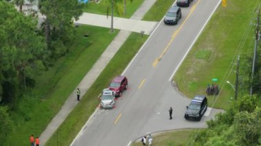 Florida 'da otoyolda araba kazası. Acil servis personeli ABD 'de şehir caddesinde araba kazası kurbanlarına yardım ediyor.