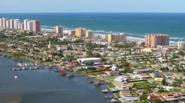 Daytona Sahili, Florida. ABD 'nin güneyinde Atlantik Okyanusu kıyısında özel evleri ve yüksek otel binaları olan liman manzaralı bir yer..